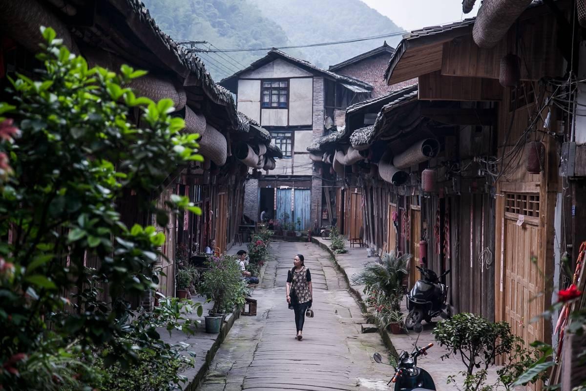 结婚母亲向大伯借2万块，年三十来要账，妻子是怎么处理的？